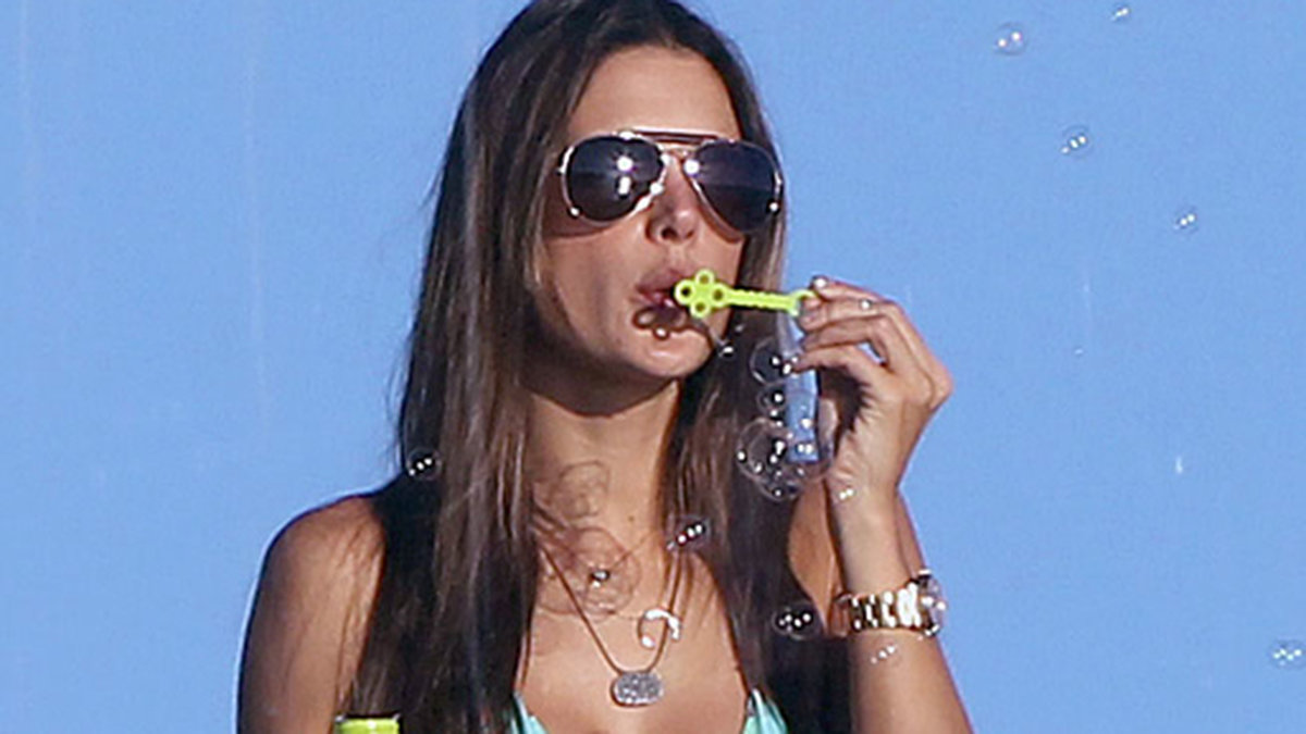 Victorias Secrets-modellen Alessandra Ambrosio på stranden i Malibu.