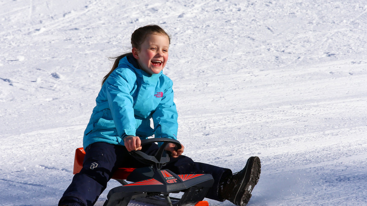 Och här är urcharmiga Josephine av Danmark i skidbacken på en snow racer. 