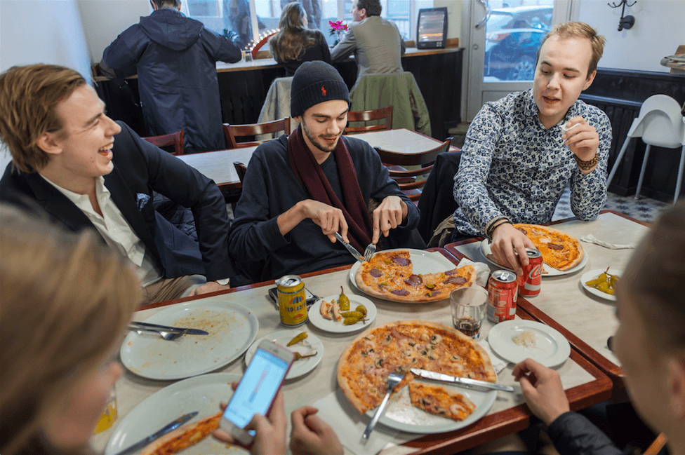 Här ser vi pizzakunder på S:t Pauls Pizzeria på Sankt Paulsgatan i Stockholm.