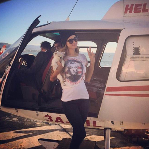 Paris Hilton ska ta en tur i helikoptern. 