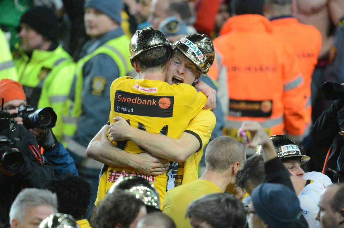 Glädjekramar efter att ha blivit mästare 2012. Glädjekramar efter att ha blivit mästare 2012.