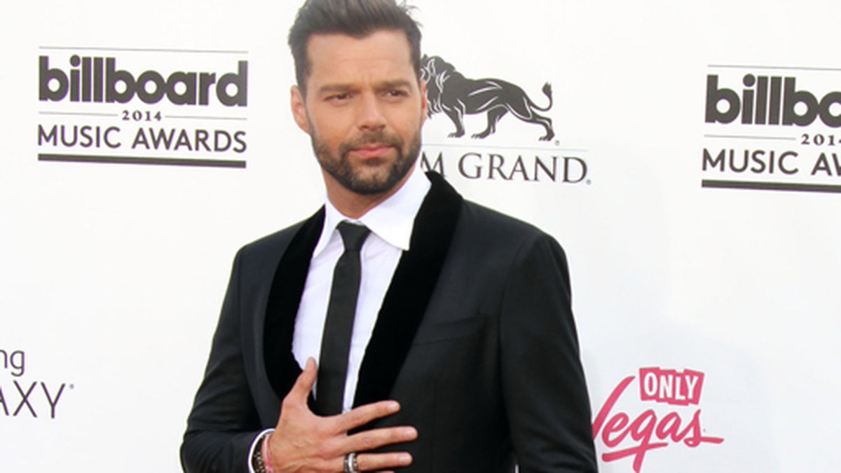 Ricky Martin kom i klassisk svart kostym.