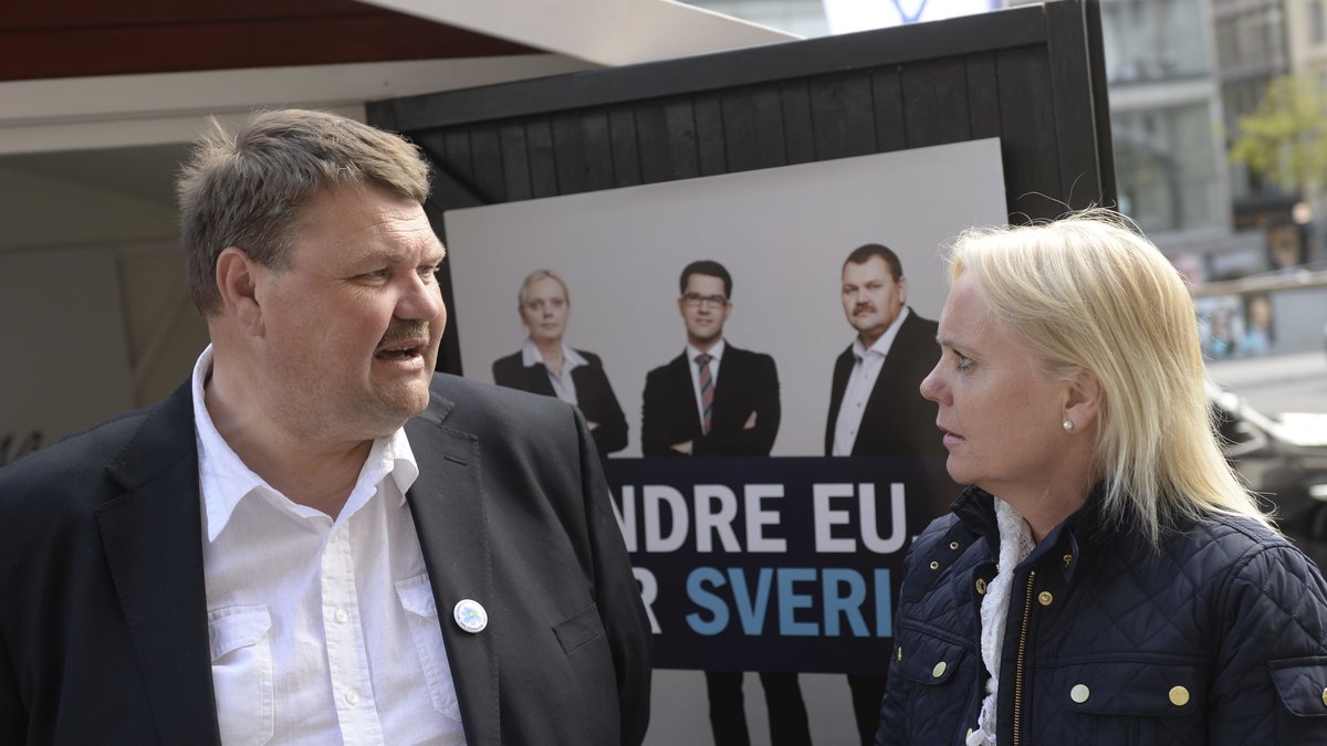 Liksom Sverigedemokraternas Peter Lundgren och Kristina Winberg.