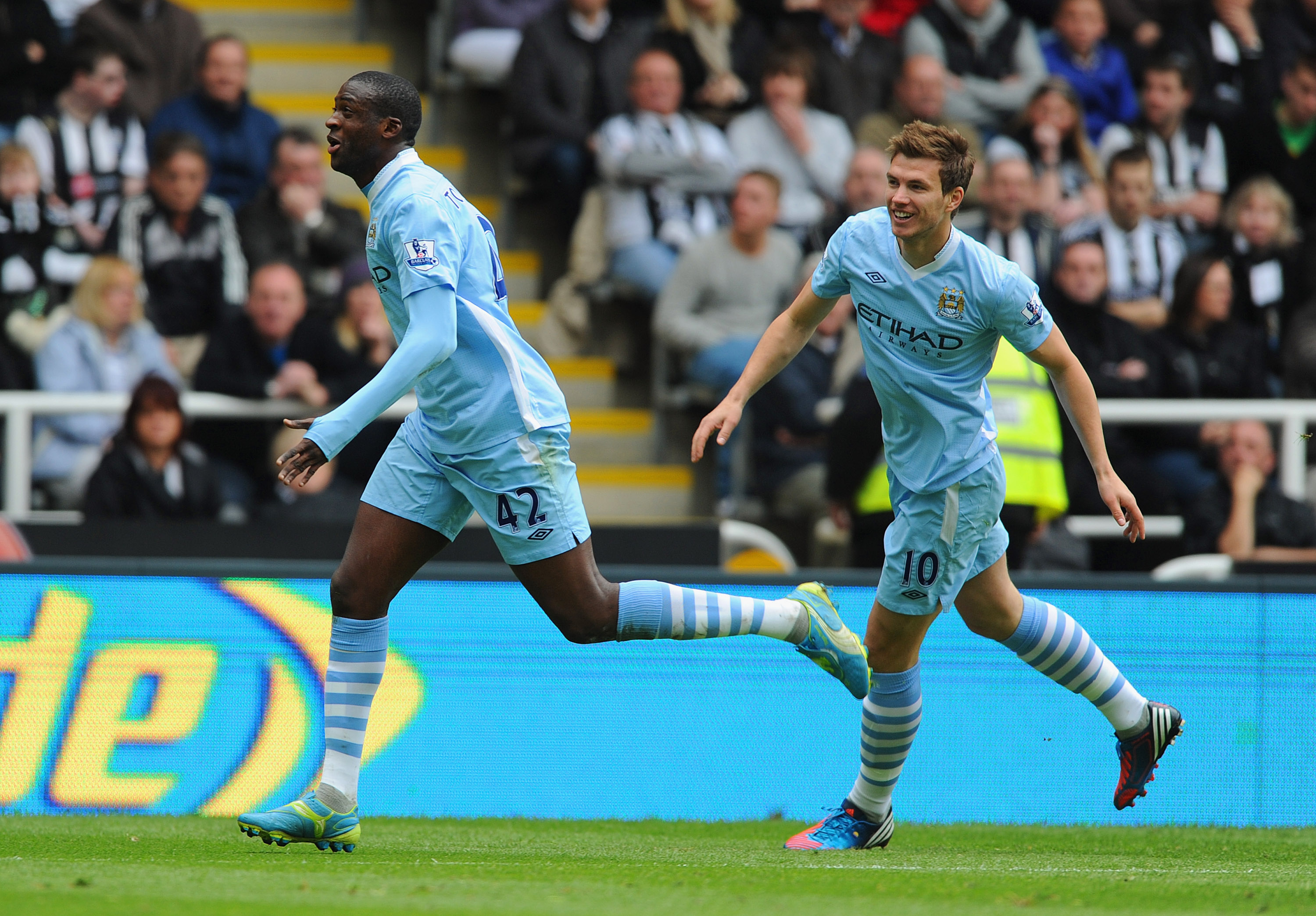 Yaya Tourés två mål fixade vad som kan bli en titelavgörande seger för Manchester City.