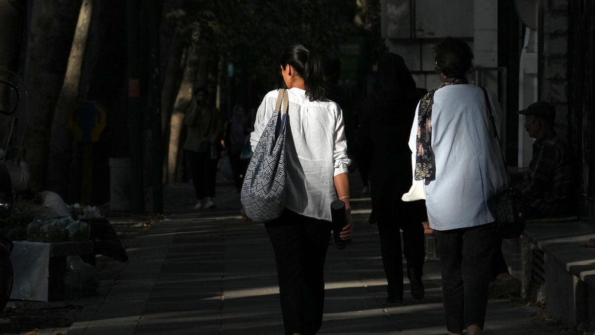 Kvinnor i Teheran vågar fortfarande visa sig utan slöja, men nya lagar skärper straffen mot dem som trotsar slöjtvånget. Bild från början av augusti.