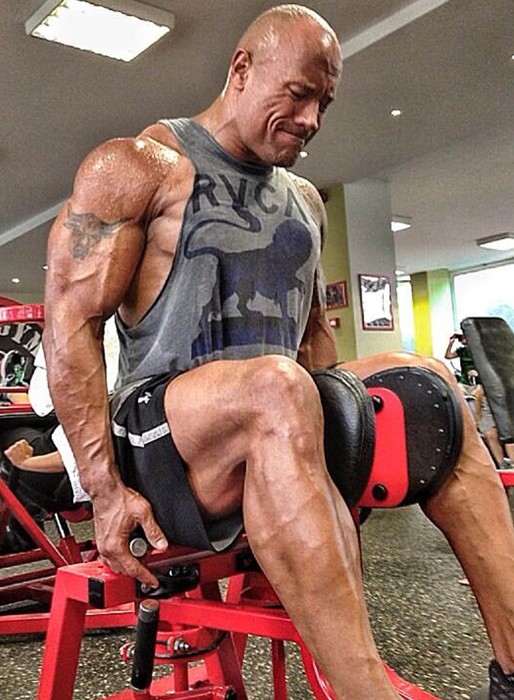 The Rock svettas på gymmet. The Rock svettas på gymmet.