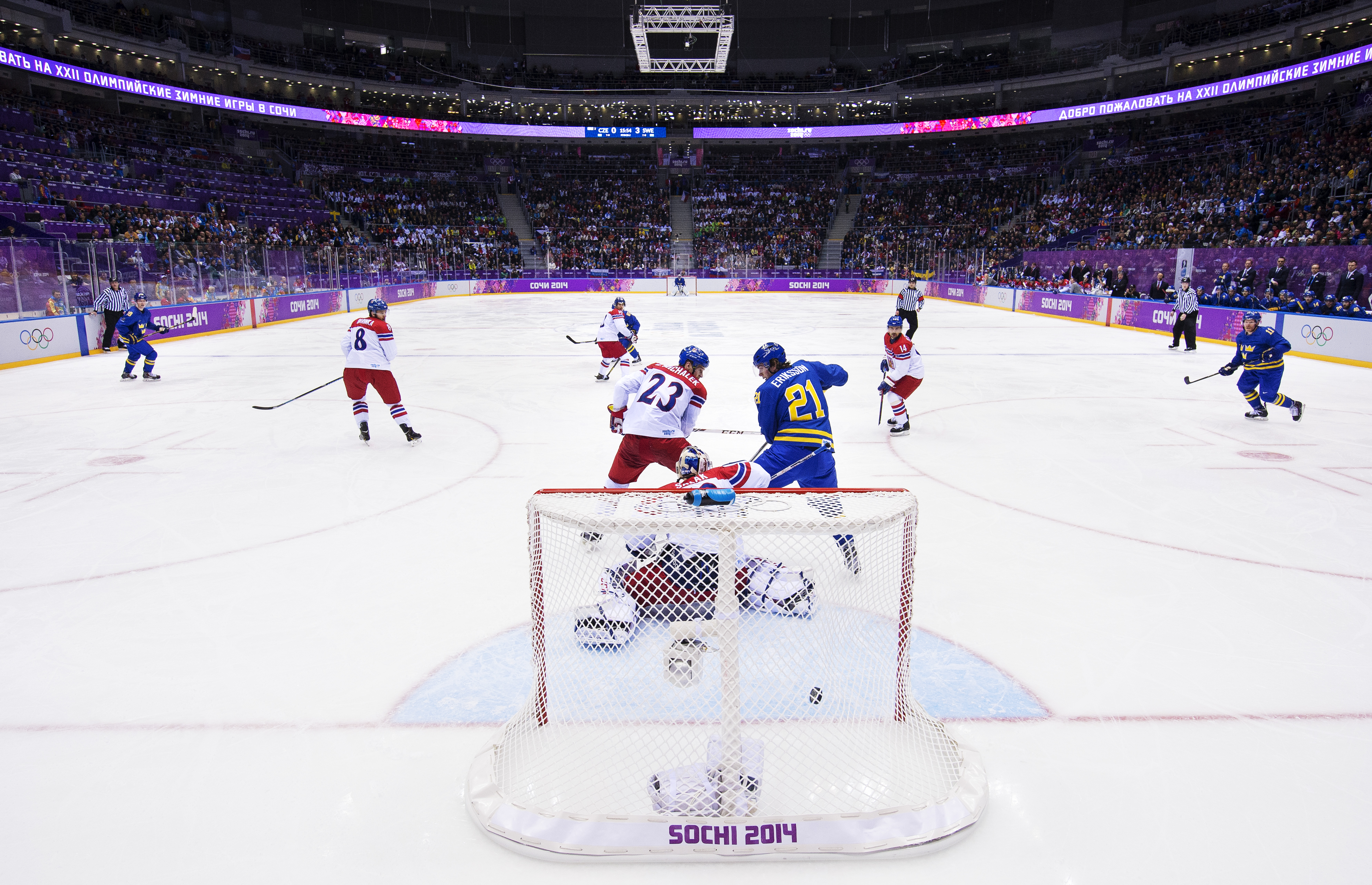 0-4-målet från Erik Karlsson går in bakom Tjeckiens målvakt. 0-4-målet från Erik Karlsson går in bakom Tjeckiens målvakt.