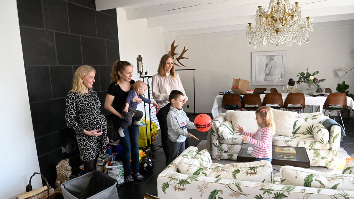 Genom sin ukrainske hantverkare fick Wendela Kallstenius Almgren (till vänster) kontakt med Tanya som kom till Sverige med sina två små söner. Snart flyttar de in hos Carolina Mohlin (till höger) som erbjöd ett mer långvarigt boende.