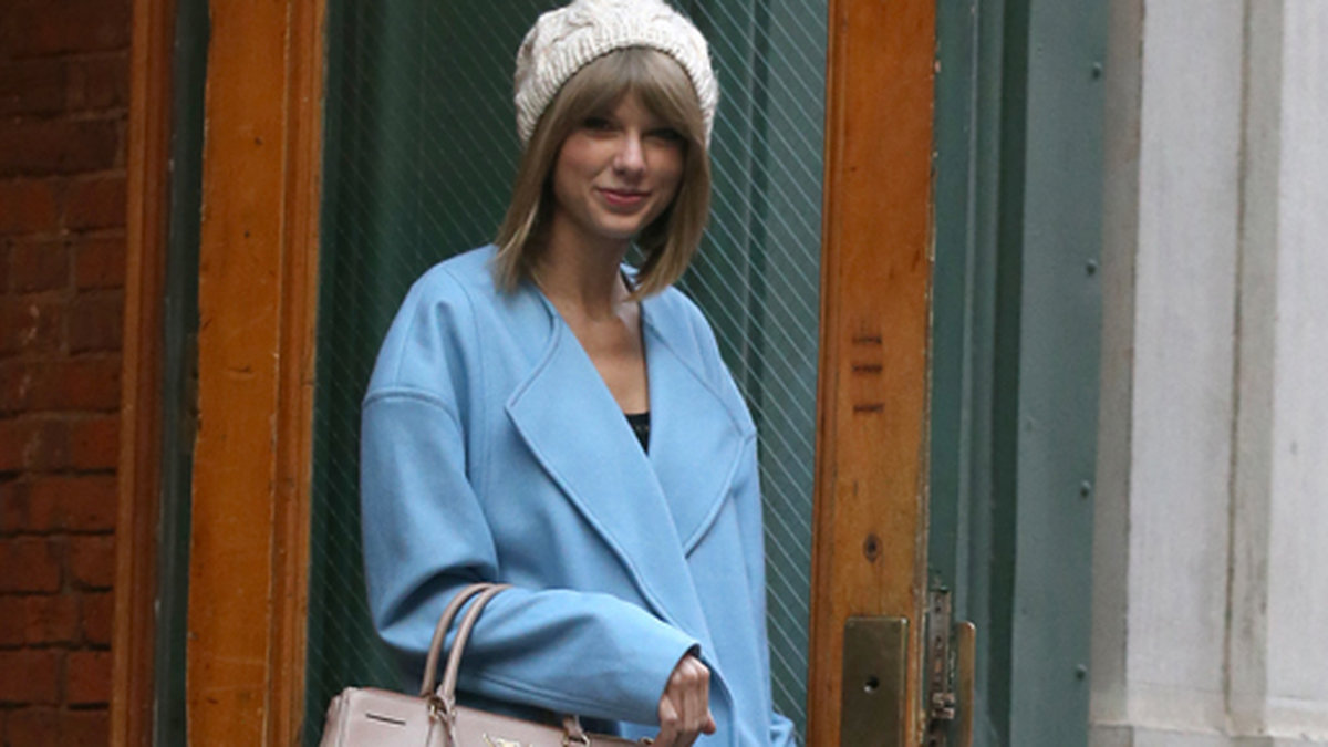 Taylor Swift lämnar sitt hem i New York. 