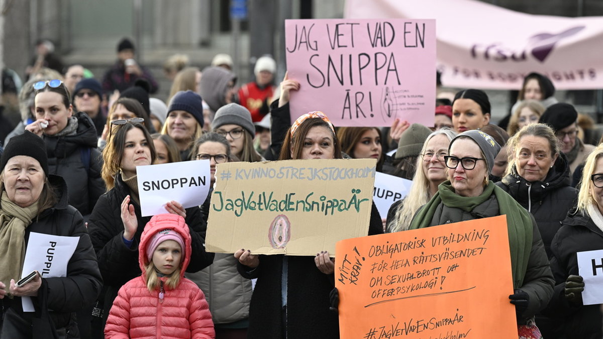 Den 3 mars i år samlades människor på Medborgarplatsen i Stockholm för att delta i en manifestation under parollen 'Jag vet vad en snippa är'. Arkivbild.