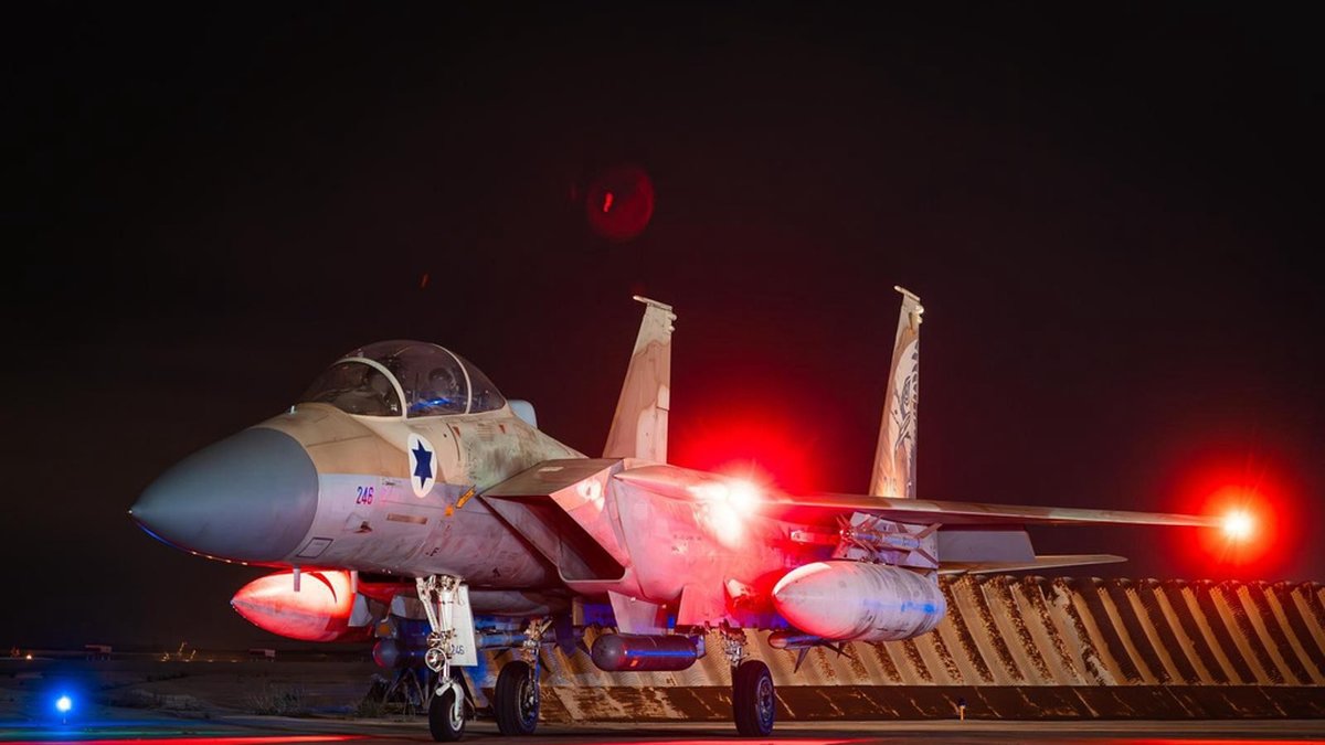 Israeliskt stridsflyg som landat efter att ha försvarat luftrummet under Irans attack under natten mot söndagen, enligt Israels militär.