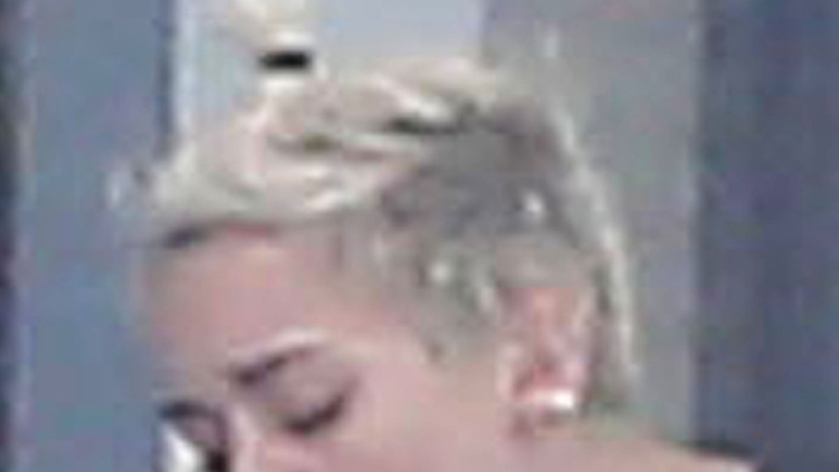 Miley rökte en joint på balkongen i Miami.