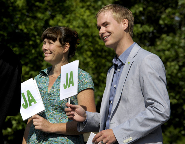 Åsa Romson och Gustav Fridolin avfolkar Hägersten när Miljöpartiet har kongress i Västerås.