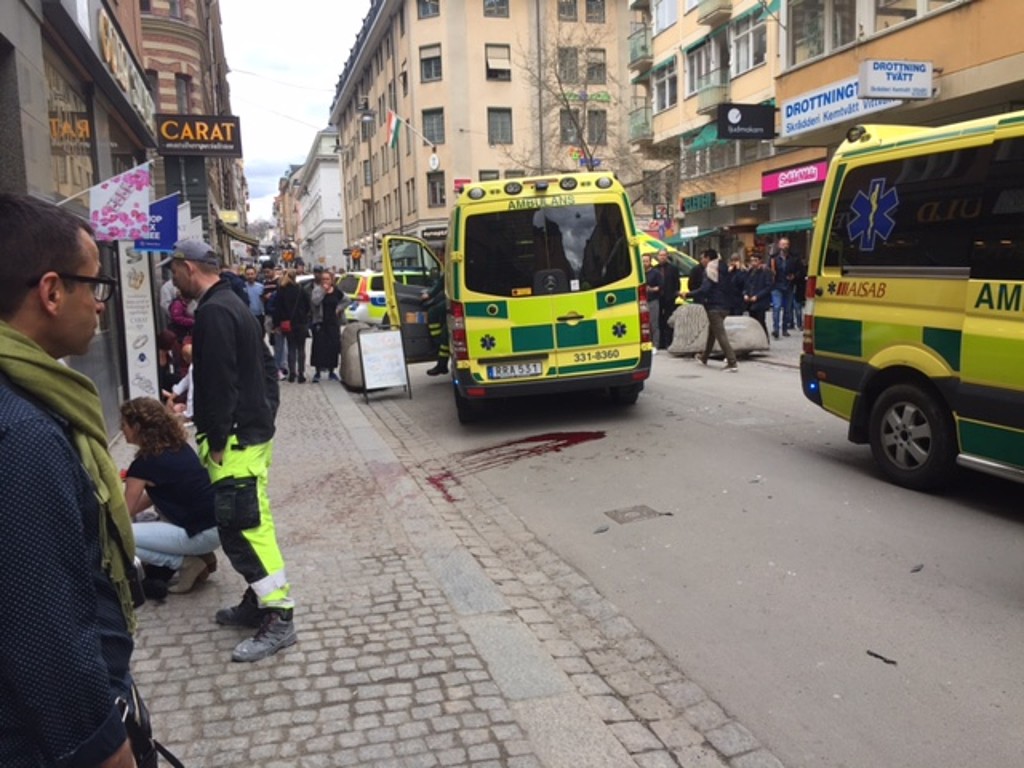 Ambulanser på plats på Drottninggatan efter attacken. Ambulanser på plats på Drottninggatan efter attacken.
