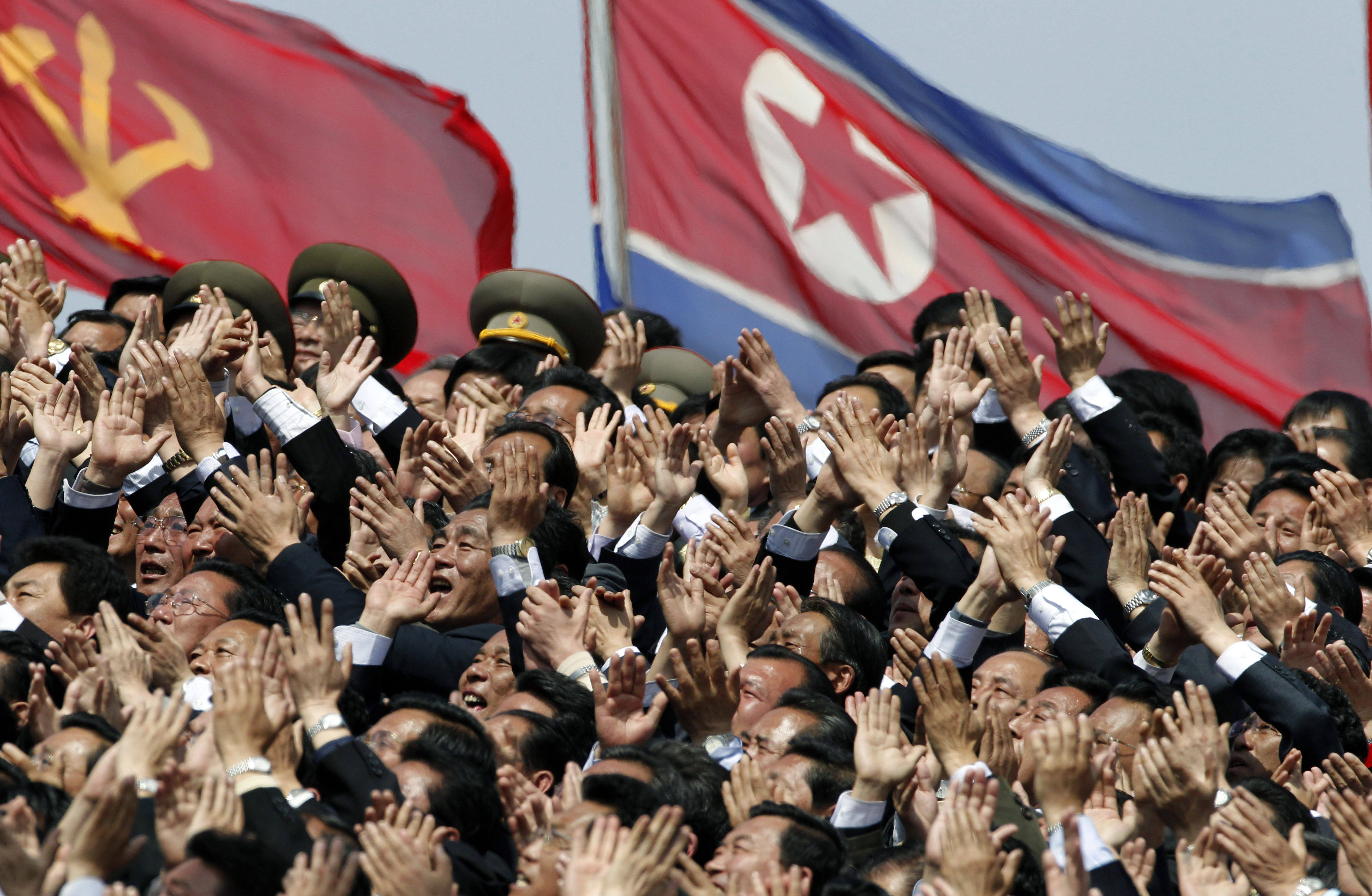 Folket applåderade vilt när de fick syn på Kim Jong Un. Folket applåderade vilt när de fick syn på Kim Jong Un.
