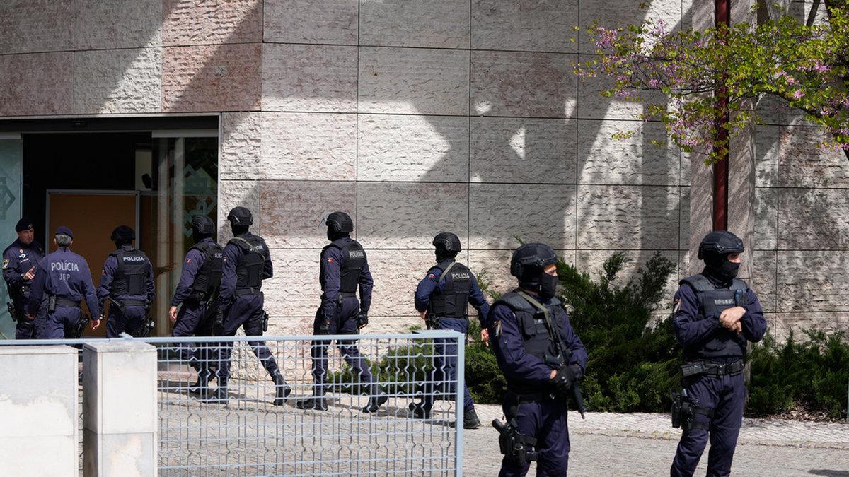 Poliser på plats vid det islamiska center i Lissabon i Portugal där två kvinnor dödades av en knivbeväpnad man på tisdagen.