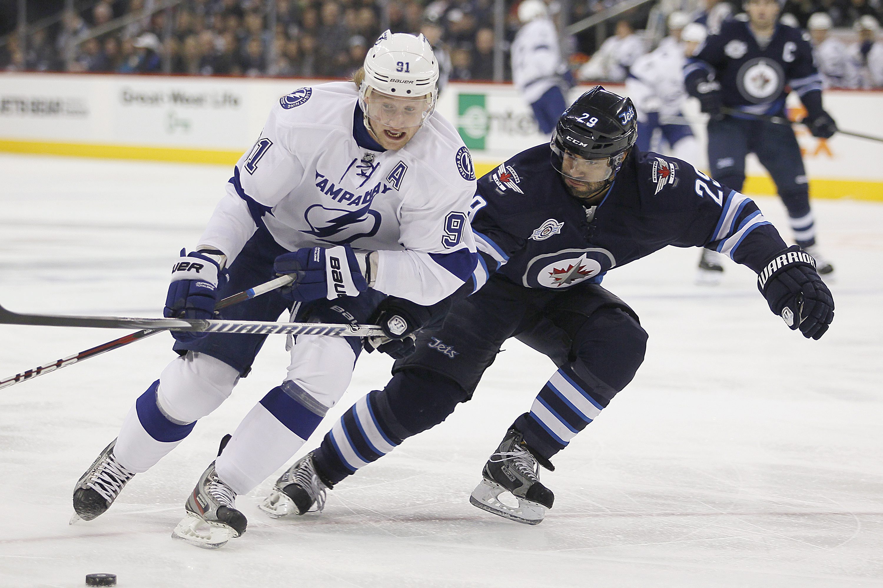 Den andre svensken som får dinna sig i att flytta blir Jonny Oduya som byter Winnipeg Jets mot Chicago Blackhawks. Den andre svensken som får dinna sig i att flytta blir Jonny Oduya som byter Winnipeg Jets mot Chicago Blackhawks.