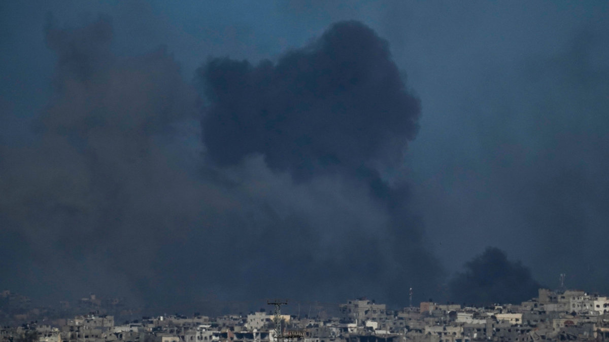Rök efter israeliskt flygangrepp i södra Gazaremsan.