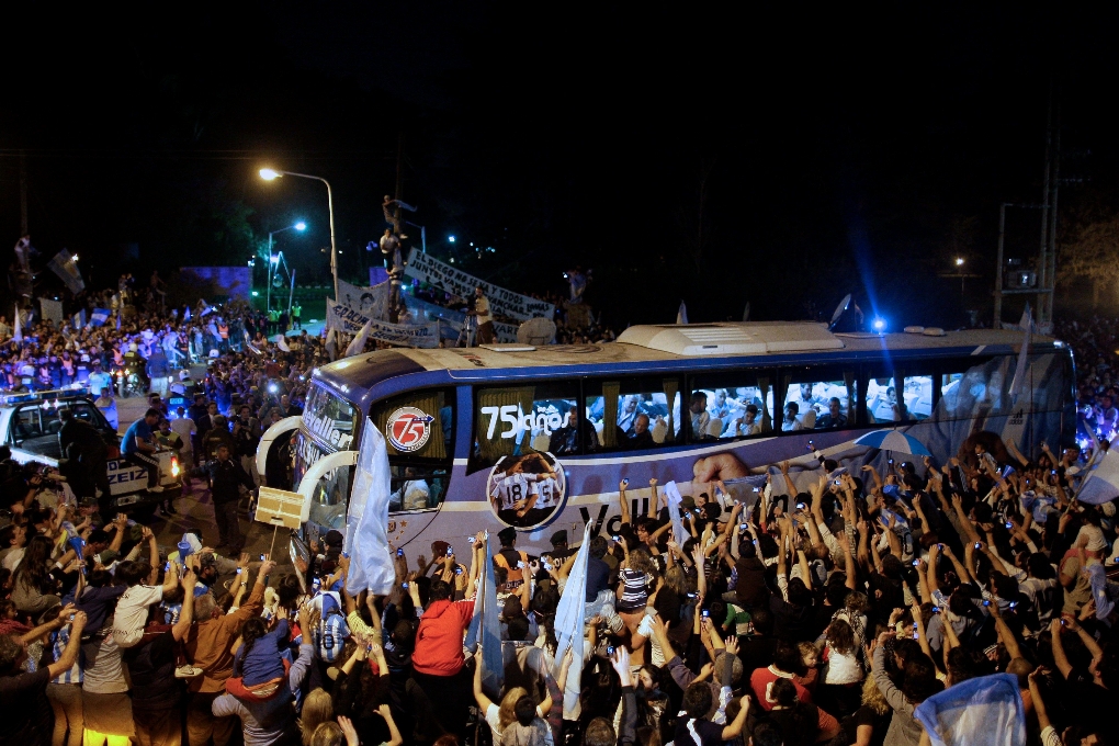 Diego Maradona och hans mannar fick ett varmt välkomnande i Buenos Aires.