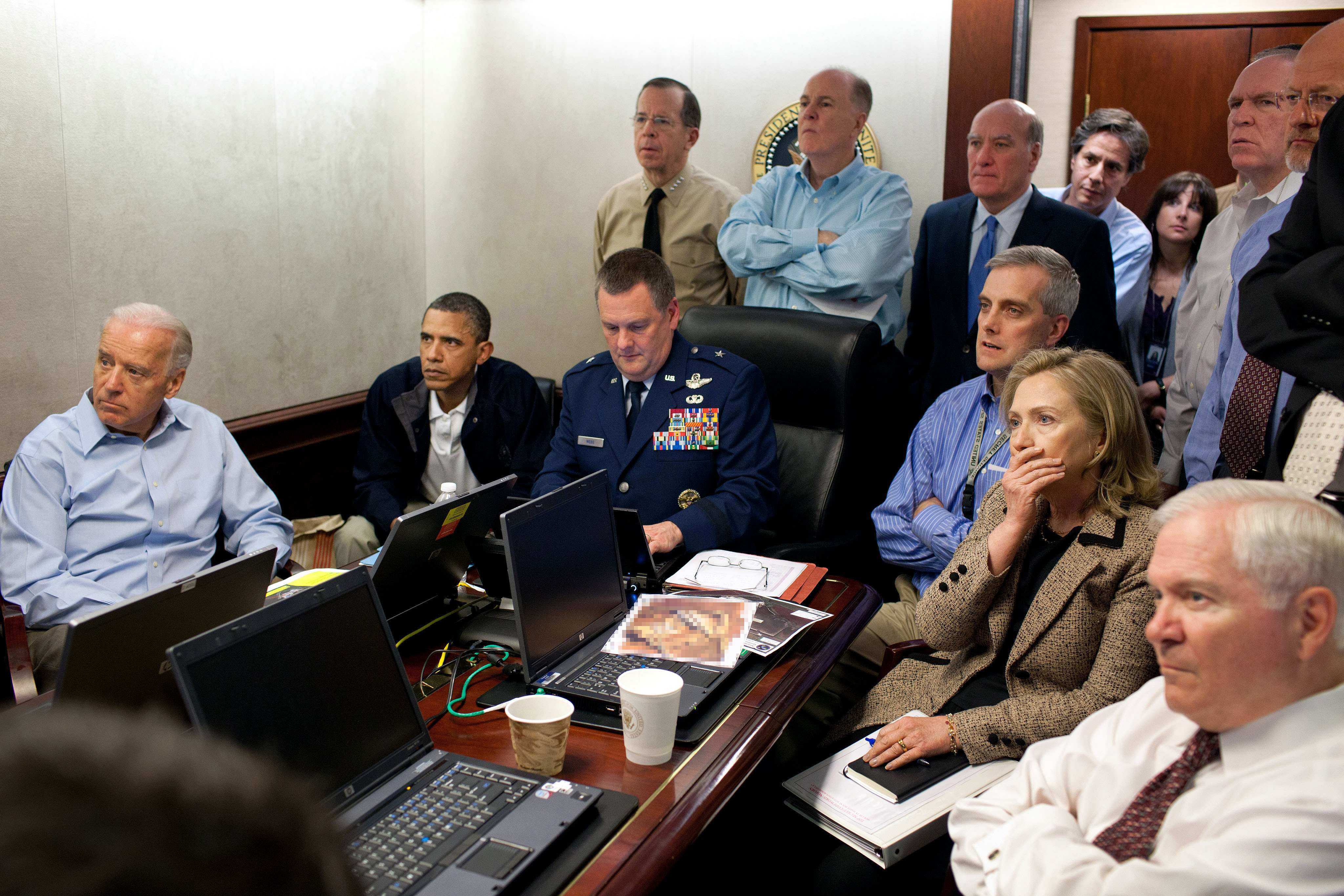 I Vitahuset satt bland andra president Obama och Hillary Clinton och tittade live på räden som ledde till att Bin Laden dödades. I Vitahuset satt bland andra president Obama och Hillary Clinton och tittade live på räden som ledde till att Bin Laden dödades.