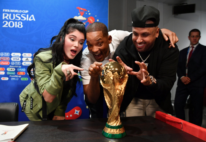 Will Smith och två andra med VM-pokalen. Will Smith och två andra med VM-pokalen.