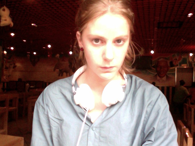 Här sitter Simone på sin nya bloggstation, ett internetcafé i Beijing.