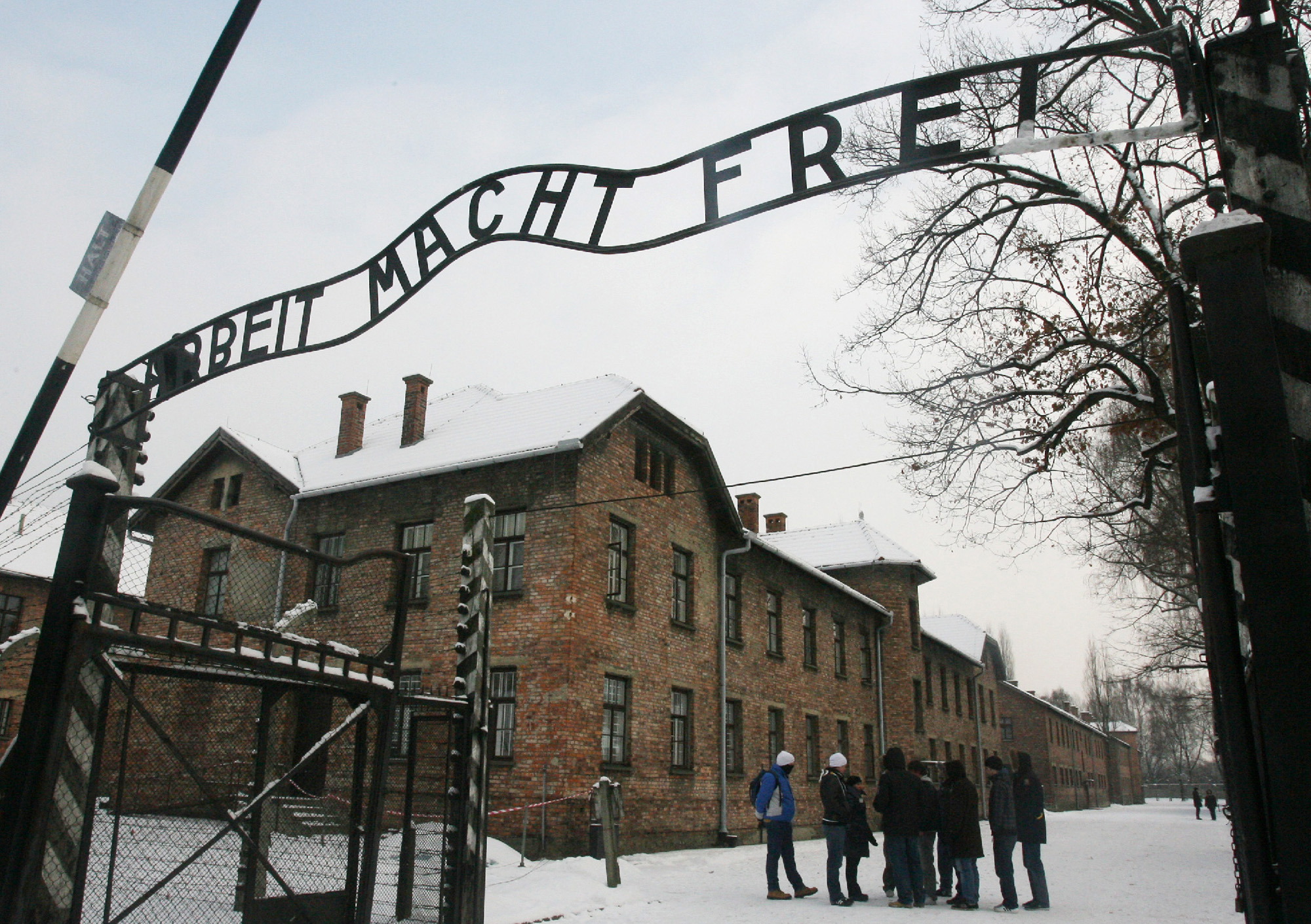Den beryktade skylten med texten "Arbeit macht frei", "Frihet genom arbete", vid ingången till koncentrationslägret i Auschwitz.