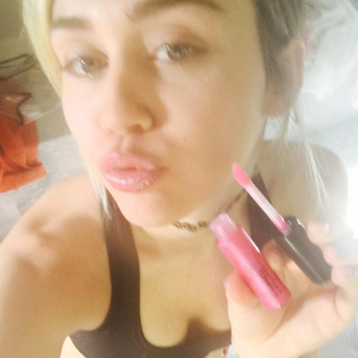 Miley testar läppglans. Miley testar läppglans.