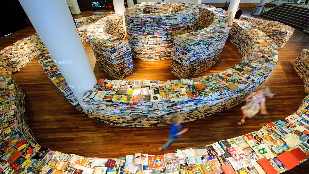 Lässugna besökare kan snabbt ta sig igenom 250 000 böcker.