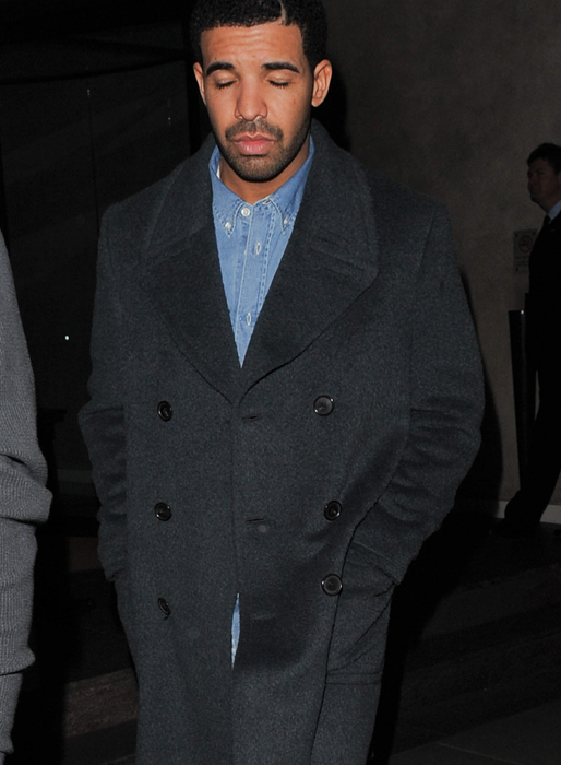 Drake ser trött ut efter en dejt med Rihanna på Nobu i London. Drake ser trött ut efter en dejt med Rihanna på Nobu i London.