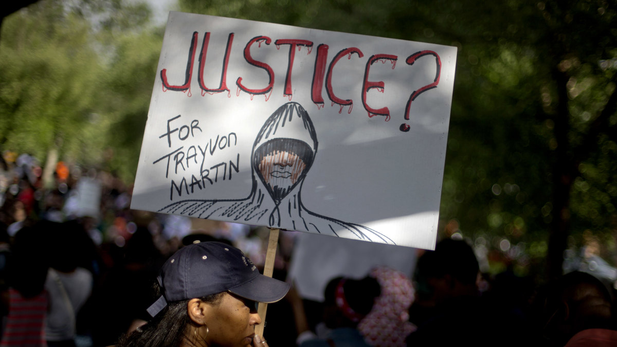 En skylt med en teckning av Trayvon Martin i huvtröja.