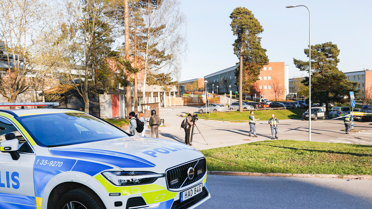 Polis på plats efter mordet i Jakobsberg norr om Stockholm i maj 2023.