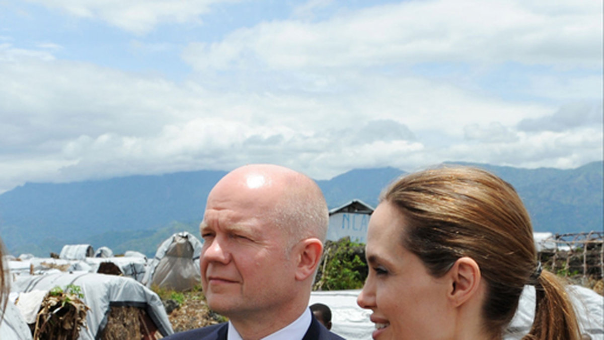 2013: Bild på Angelina Jolie under sin resa i Kongo. Nu fruktar Brad Pitt för sin frus liv. 