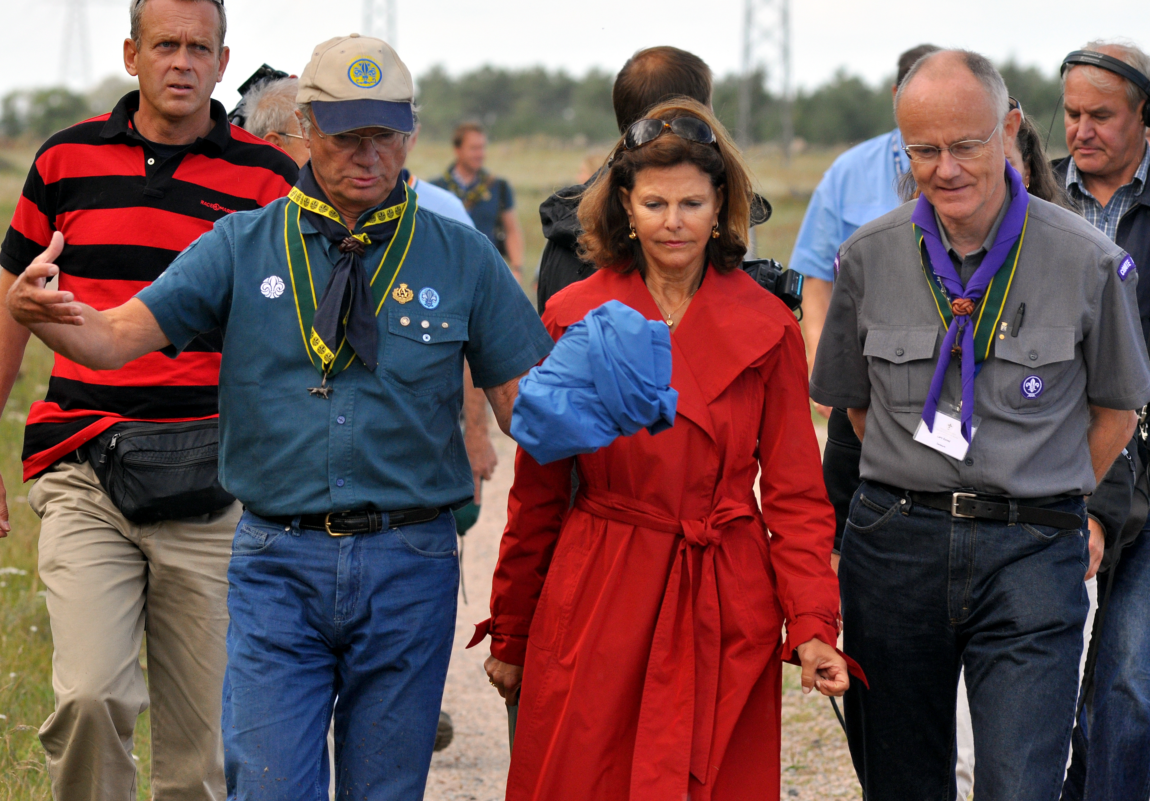 Kungen och drottningen inspekterar platsen för ett scoutläger 2009.