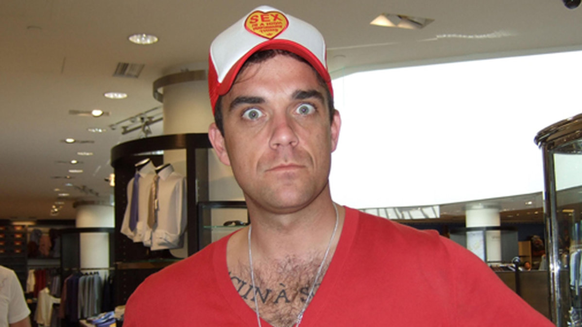 "Sex is a high performance thing" står det på Robbie Williams keps. 