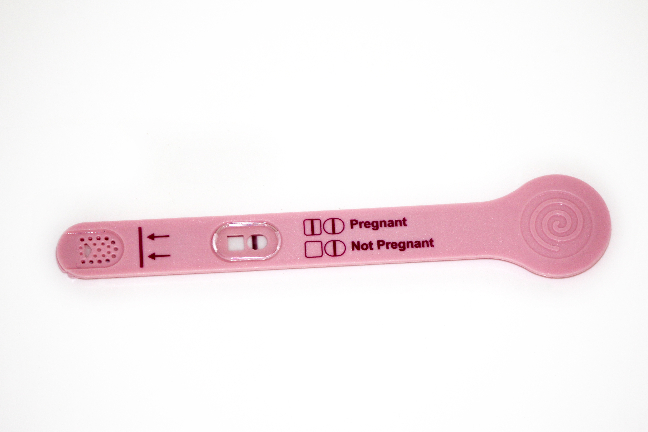 Om man misstänker att man är gravid bör man göra ett graviditetstest