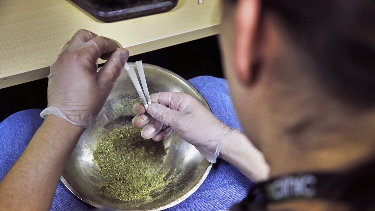 Nu ställs nya krav för att tillåta medicinsk Marijuana. Här förbereder en asntälld på en klinik i Denver i USA joints för försäljning till patienter. 