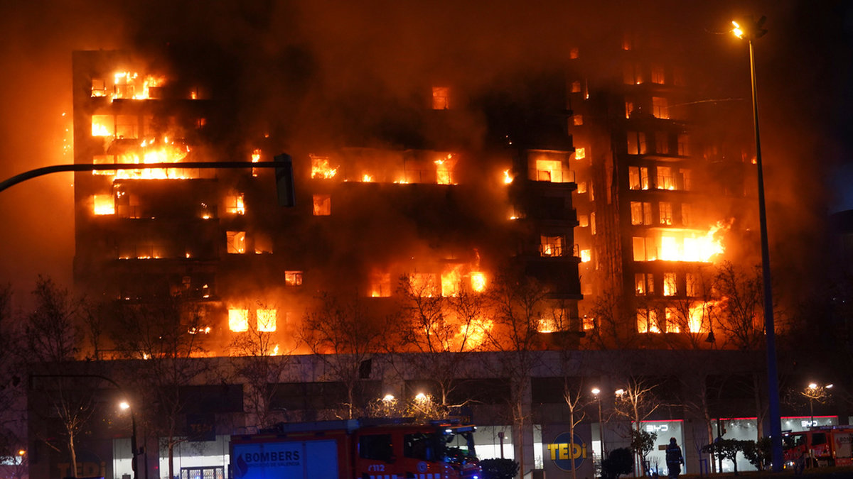 Ett helt höghus står i brand i Valencia.