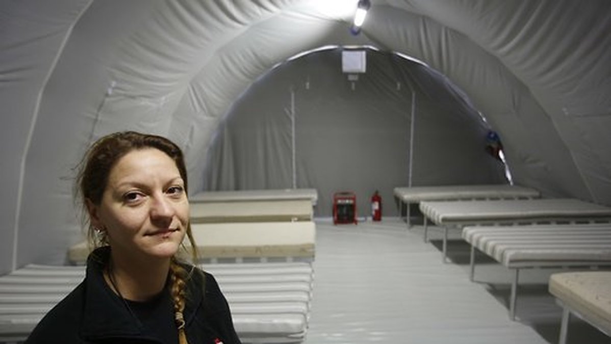 Så nu har man slagit upp ett tillfälligt tältläger i Lund kommun. Här visar Anna Hjärne upp hur det ser ut. 
