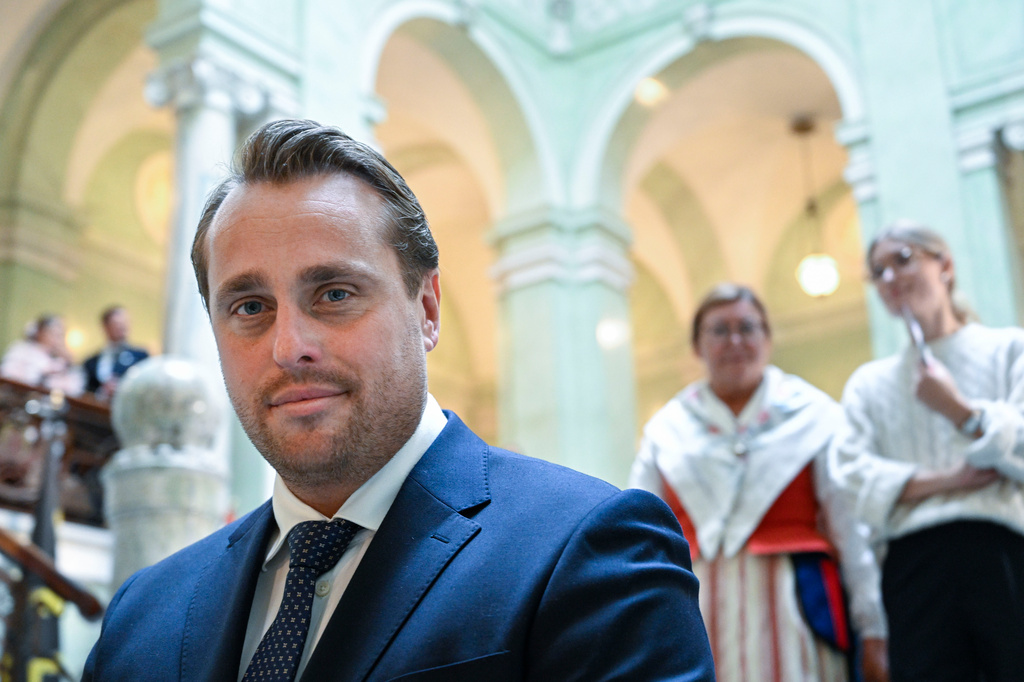 Christian Sonesson (M) väljer bort riksdagsplatsen han just fått och stannar kvar som kommunpolitiker i Staffanstorp.