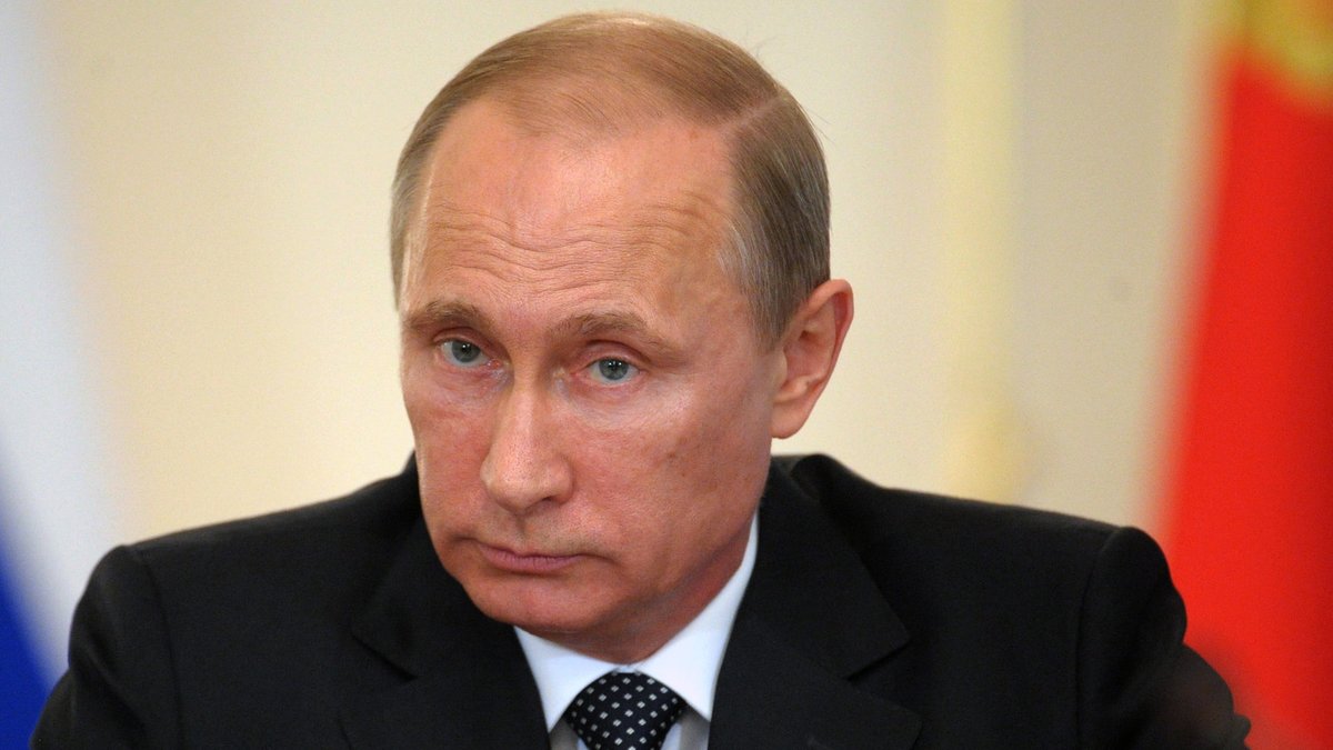 Rysslands president Vladimir Putin beordrar trupper i stridsberedskap.