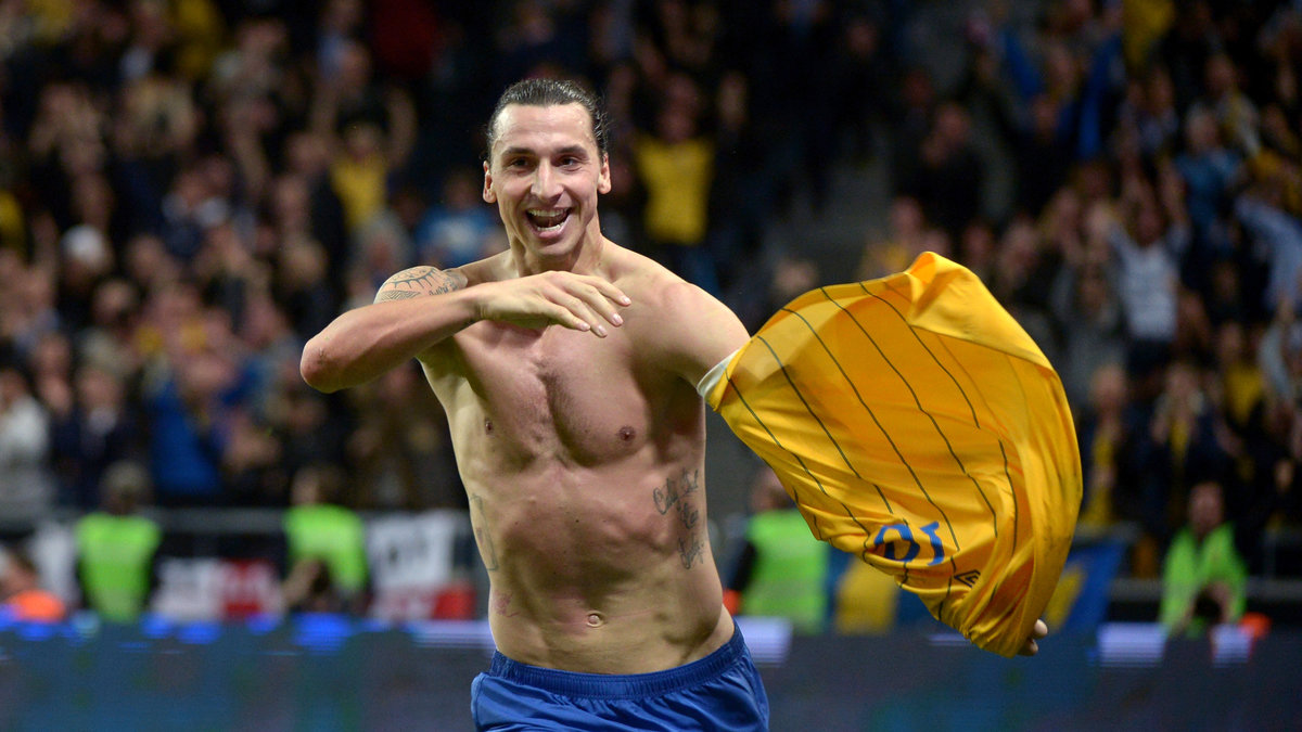 "Only god can judge me" står det på Zlatans vänstra revben. 