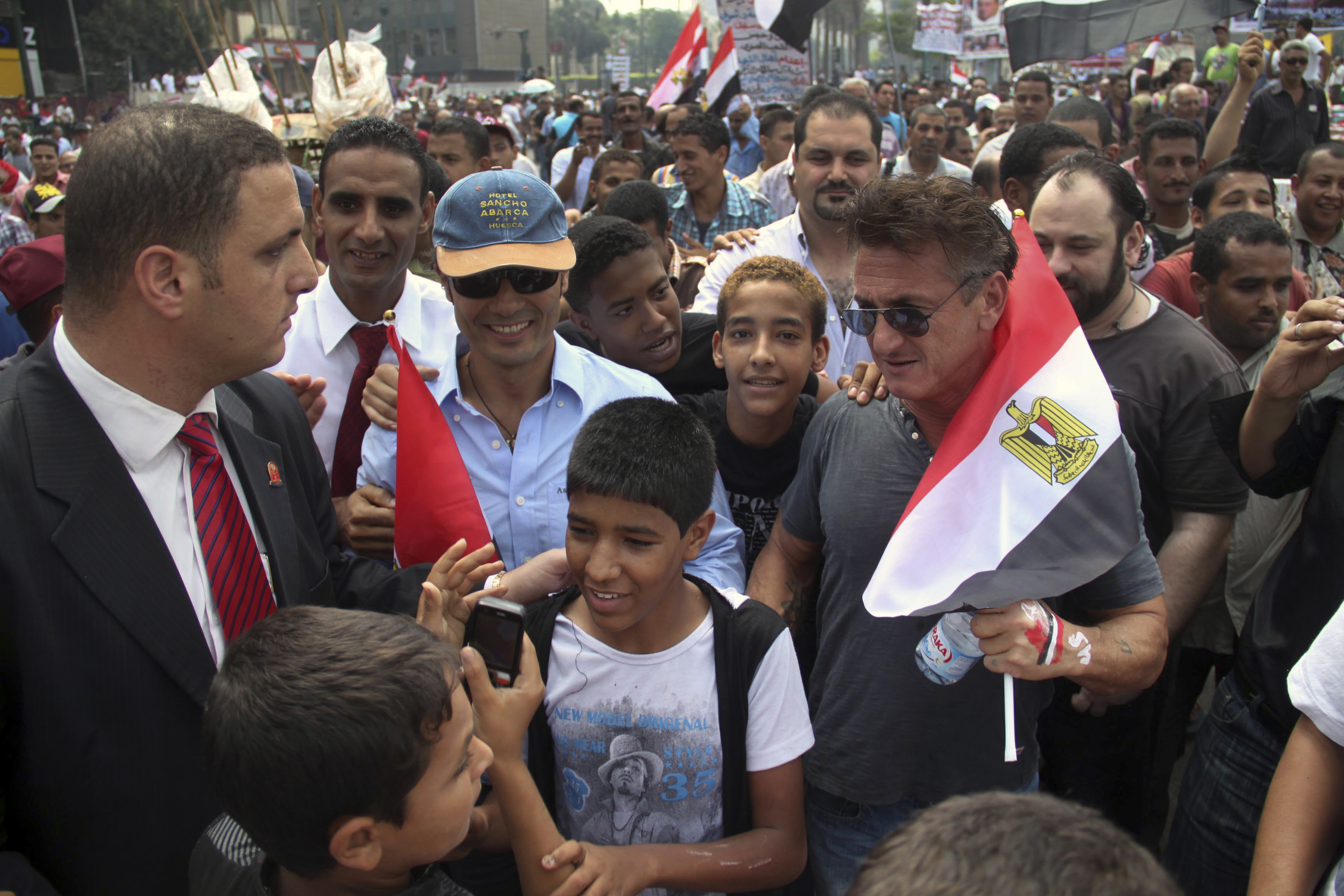 Sean Penn var aktiv i demonstrationerna i Kairo på fredagen. Här ses han tillsammans med den egyptiske skådespelaren, Khaled El-Nabawy, andra till vänster. 
