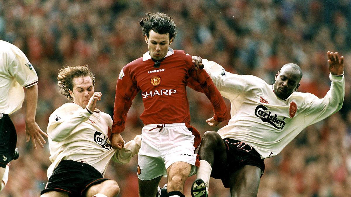 Walesaren tar sig förbi Liverpool-spelarna Jason McAteer och Michael Thomas 1996. 