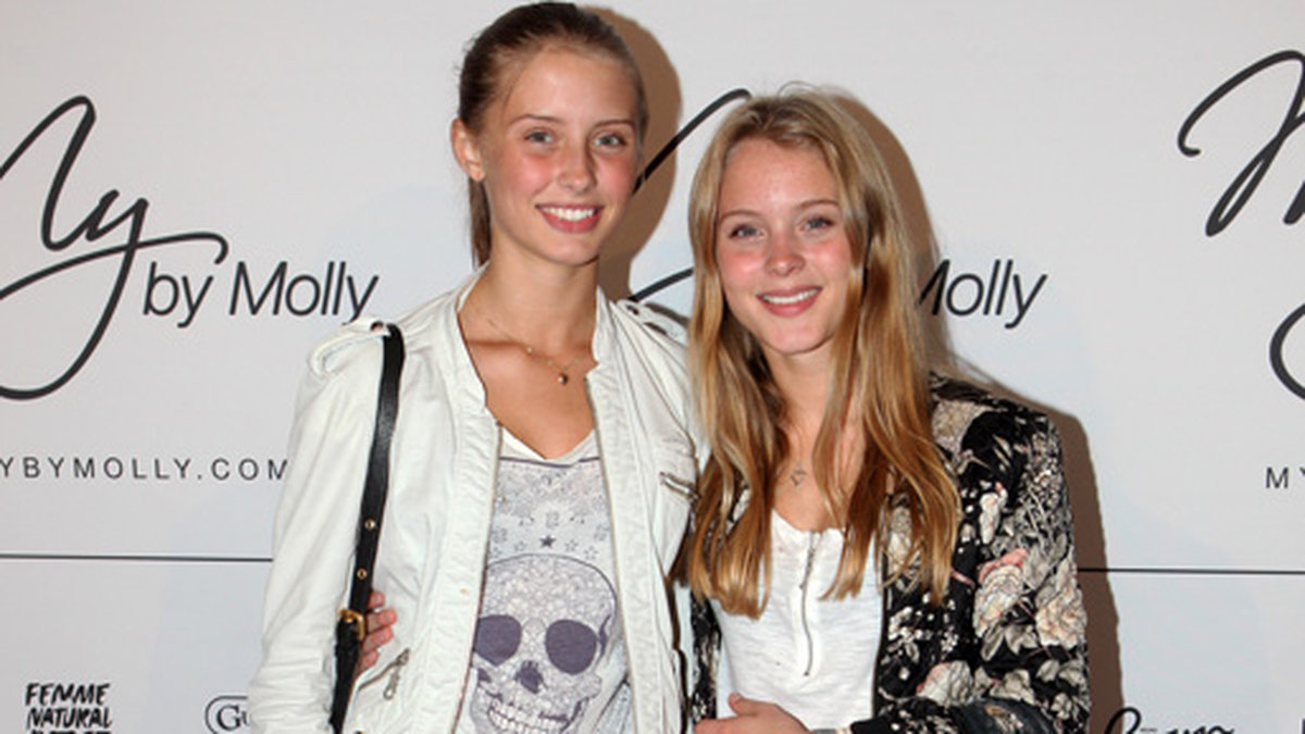 Zara med sin syster på butiksinvigning år 2013.