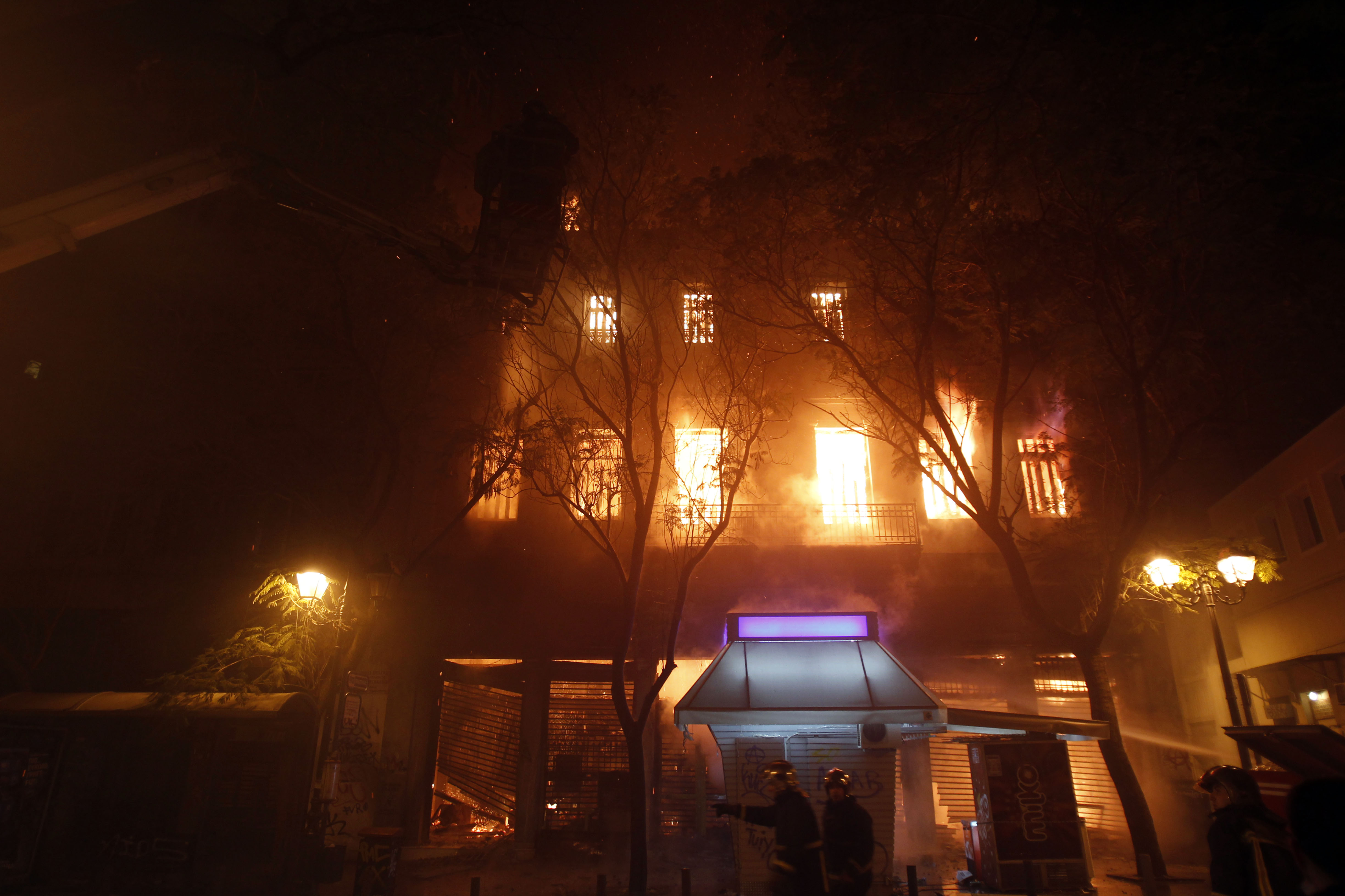 Flera byggnader sattes i brand som protest mot politikernas beslut.