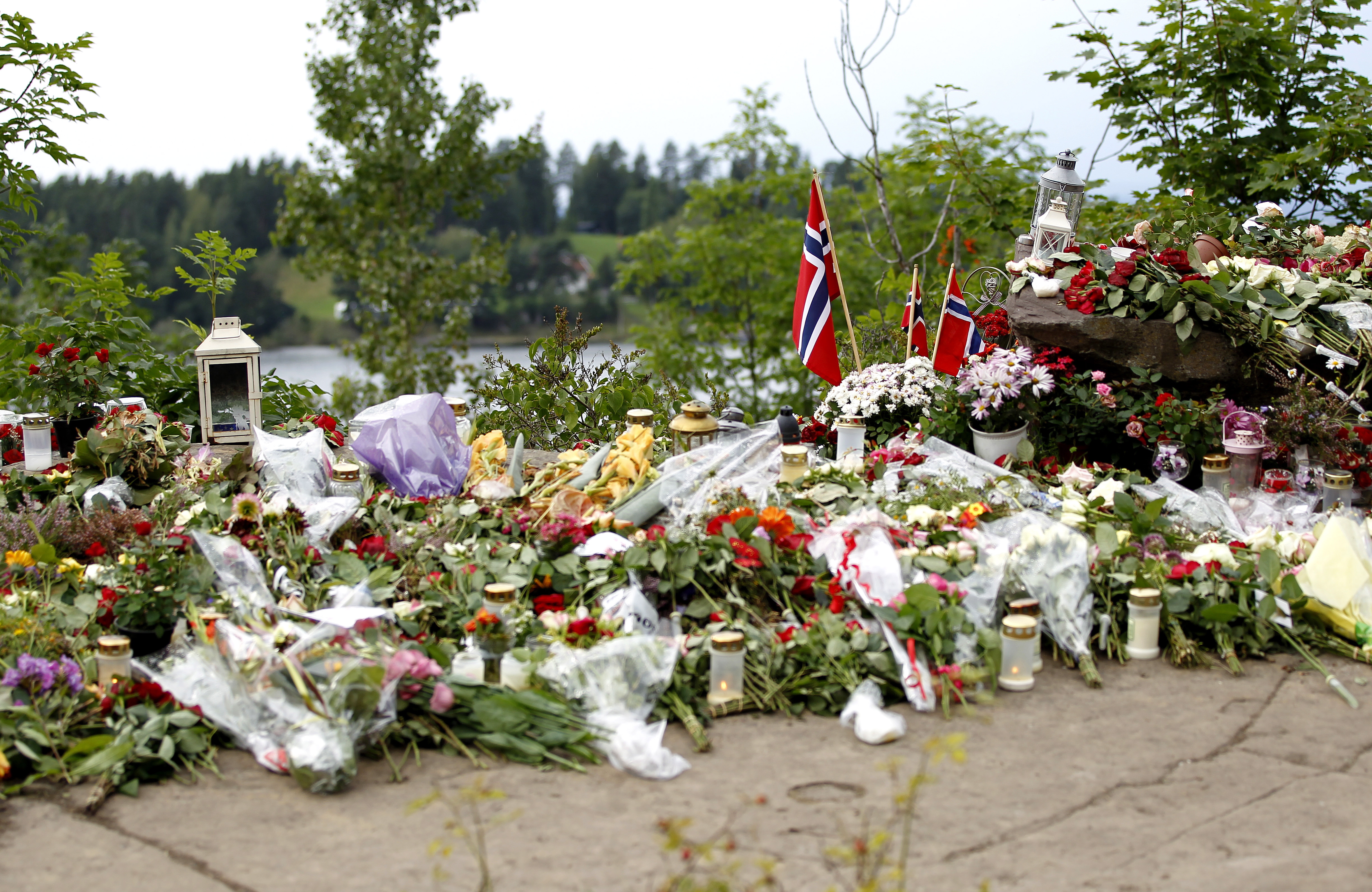 Blommor vid stränderna varifrån Utöya kan ses. Blommor vid stränderna varifrån Utöya kan ses.