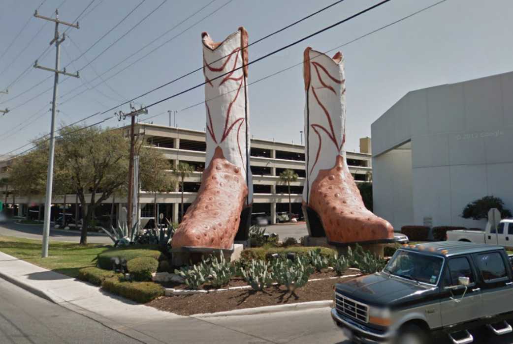 9. Jätteboots i San Antonio. En del av en galleria i Texas-staden. 9. Jätteboots i San Antonio. En del av en galleria i Texas-staden.