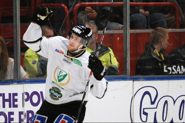 Per Åslund fixade segern genom att göra 2-1 på straff. Per Åslund fixade segern genom att göra 2-1 på straff.
