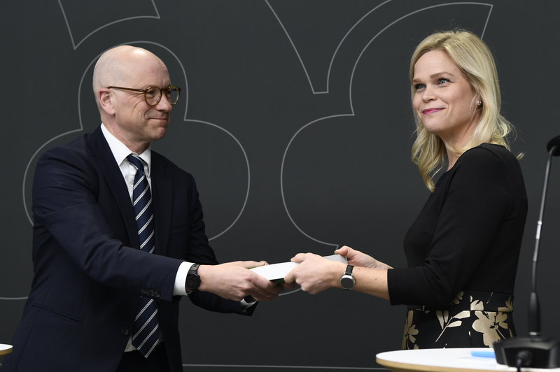 Ola Pettersson, ordförande för delegationen mot arbetslivskriminalitet och jämställdhets- och arbetslivsminister Paulina Brandberg (L), håller pressträff vid överlämnandet av delegationens slutbetänkande. Foto: Lars Schröder/TT Ola Pettersson, ordförande för delegationen mot arbetslivskriminalitet och jämställdhets- och arbetslivsminister Paulina Brandberg (L), håller pressträff vid överlämnandet av delegationens slutbetänkande. Foto: Lars Schröder/TT
